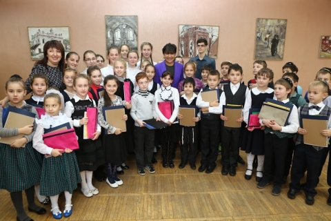 In Bila Tsirk’va, Secretary Pritzker visited a local Jewish school, which has about 150 students (K-12). 