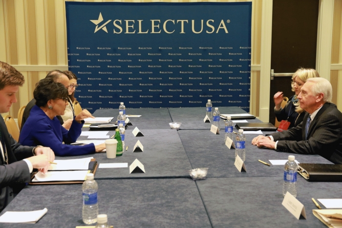 Secretary Pritzker meets with Governor Beshear of Kentucky at the 2015 SelectUSA Investment Summit.