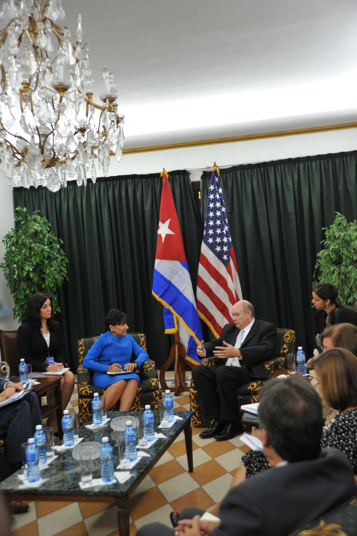 Secretary Pritzker (center left) meets with Cuban Foreign Trade and Investment Minister Malmierca (center right)