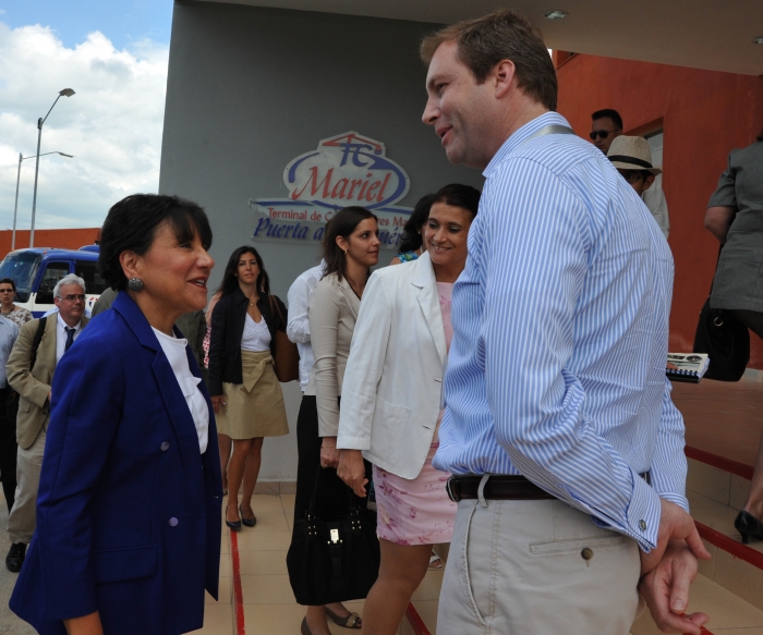Director of the Mariel Container Port welcomes Secretary Pritzker (left)