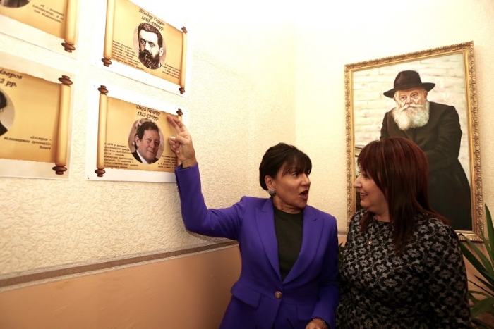 Secretary Pritzker visits Jewish museum in Bila Tsirk'va