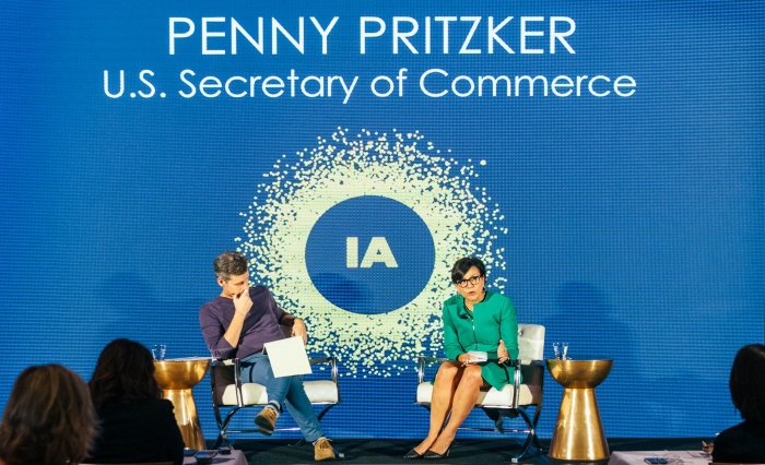 Secretary Pritzker with Kai Ryssdal, host and senior editor of Marketplace, at the Internet Association&#039;s Virtuous Circle conference