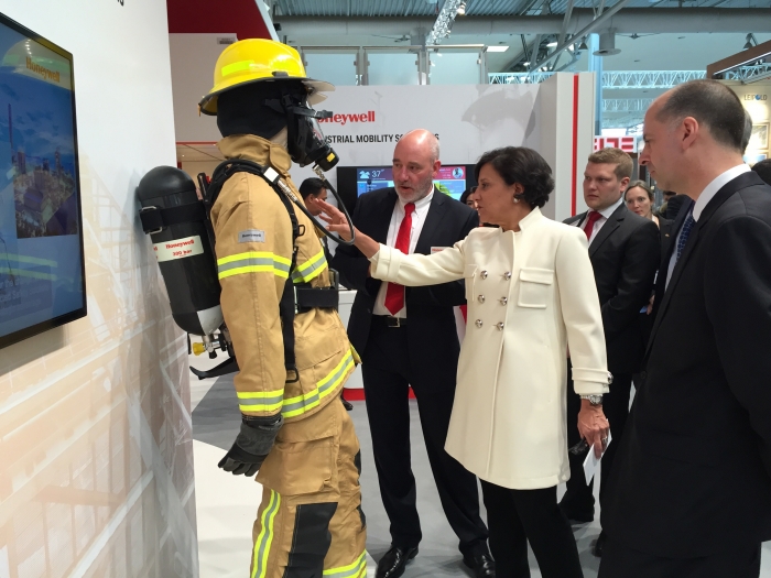 Secretary Pritzker visits Honeywell&#039;s booth at Hannover Messe