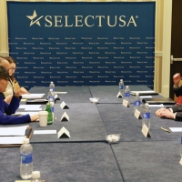 Secretary Pritzker meets with Governor Beshear of Kentucky at the 2015 SelectUSA Investment Summit.