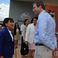 Director of the Mariel Container Port welcomes Secretary Pritzker (left)