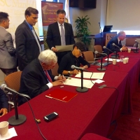 Commerce Secretary Penny Pritzker signs a strategic partnership agreement between the Commerce Department and the USC Marshall Center for Global Supply Chain Management.